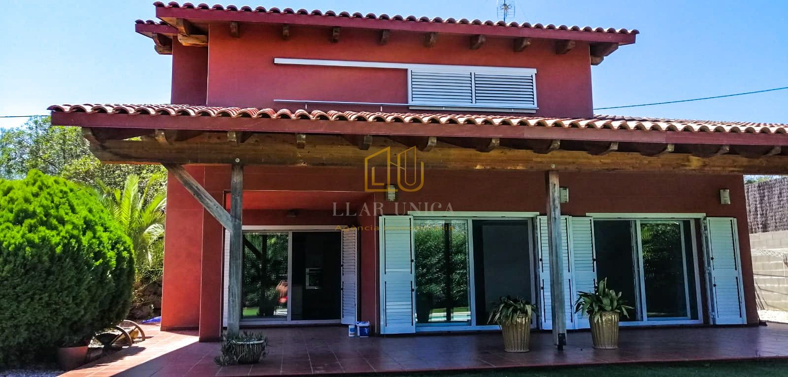 Vista frontal de casa